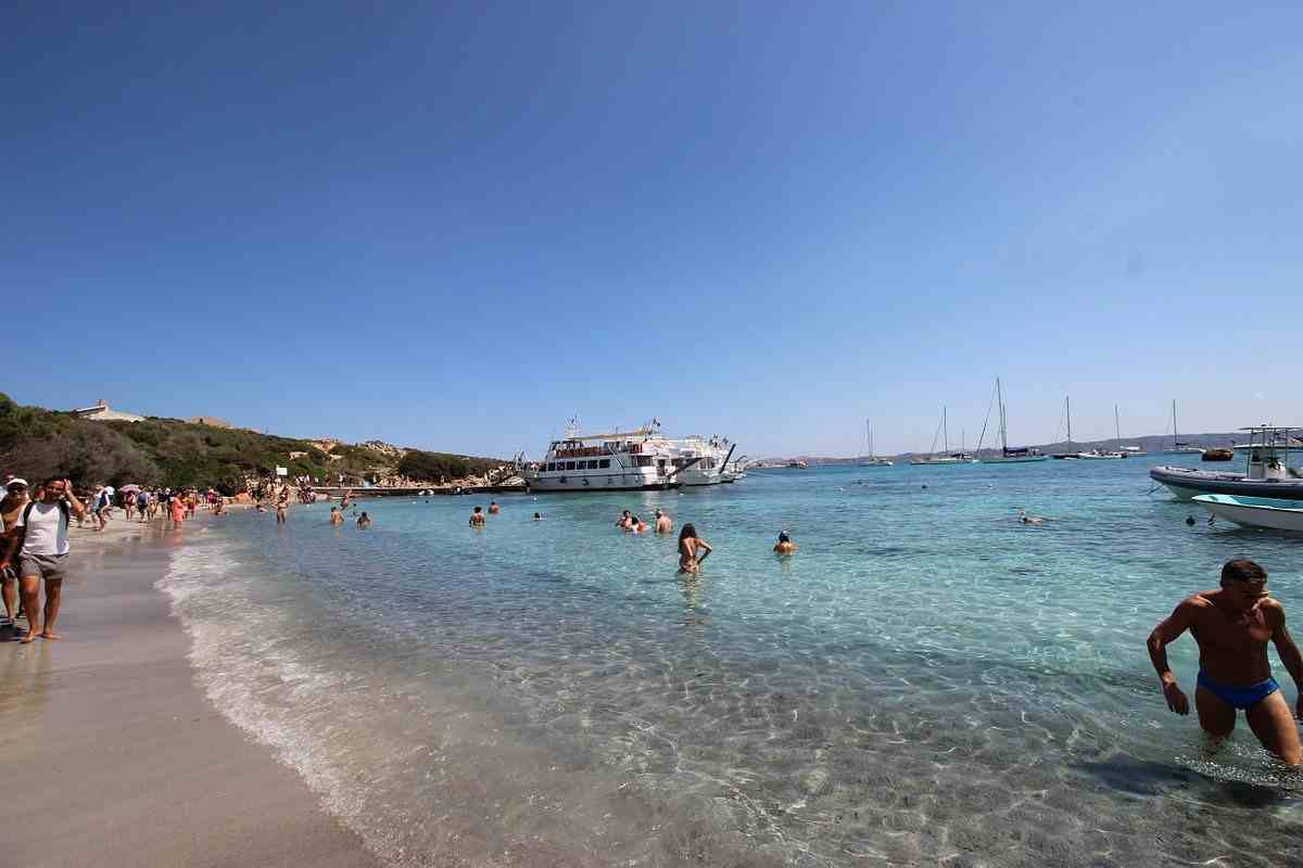 LA MADDALENA, L’INCREDIBILE VIA DELLA SOSTENIBILITÀ: IL PARCO PREMIA LE BARCHE A MOTORE RISPETTO ALLA VELA