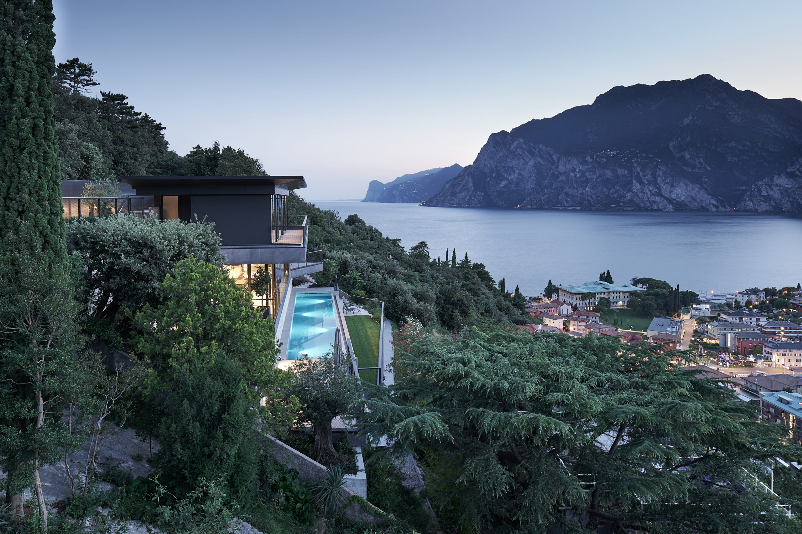 MATERIA, LUCE E PAESAGGIO NELLA VILLA FIRMATA RUBNER HAUS SUL LAGO DI GARDA